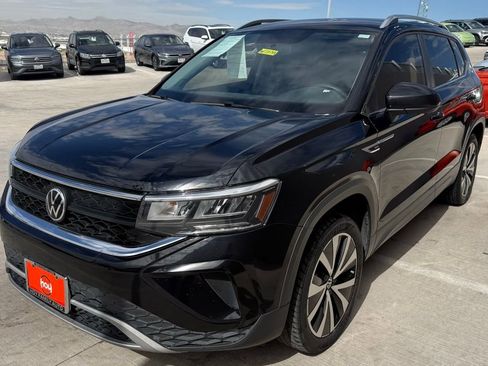Used 2022 Volkswagen Taos SE FWD image 4
