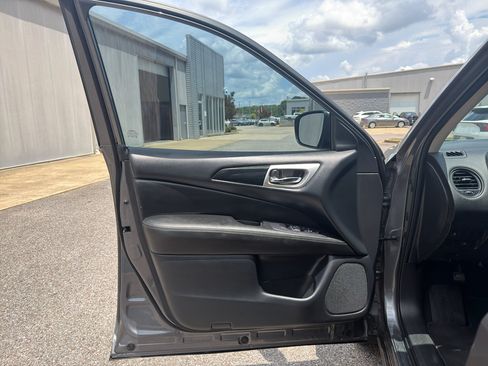 Used 2019 Nissan Pathfinder S FWD image 9
