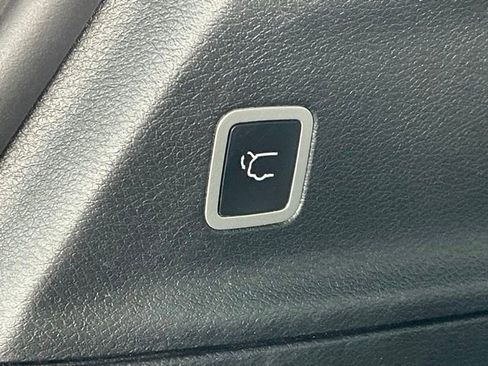 Used 2025 Chrysler Pacifica Select FWD image 21