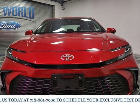 Used 2025 Toyota Camry SE w/ Convenience Package image 3