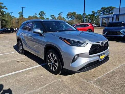 Used 2023 Toyota Highlander XLE image 2