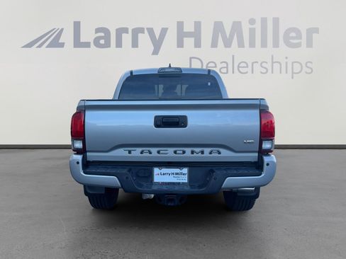 Used 2019 Toyota Tacoma TRD Sport w/ Technology Package image 4