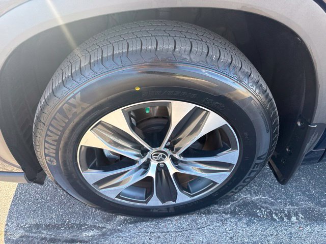 Used 2020 Toyota Highlander XLE AWD/4WD image 12