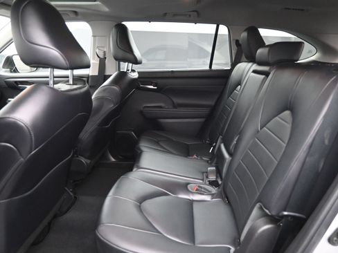 Used 2022 Toyota Highlander XLE FWD image 17