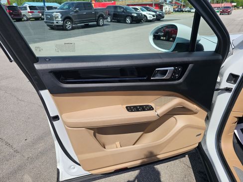 Used 2022 Porsche Cayenne AWD/4WD image 12