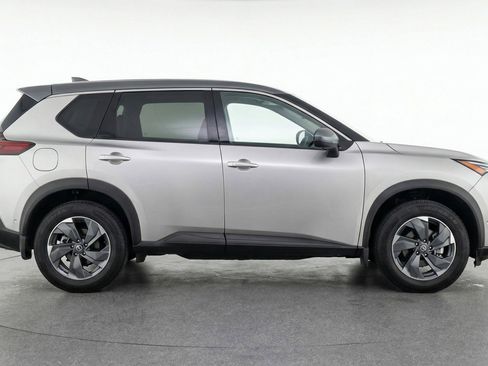 Used 2025 Nissan Rogue SV image 11
