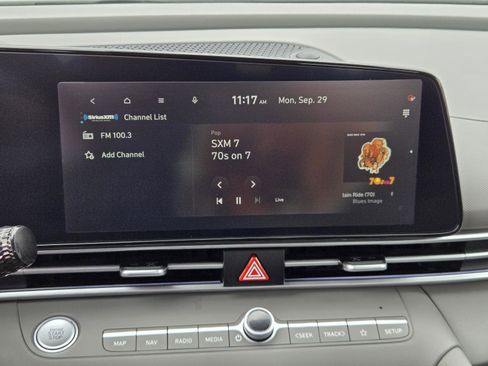 Used 2024 Hyundai Elantra Blue image 10