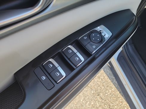 Used 2023 Kia Carnival LX FWD image 18
