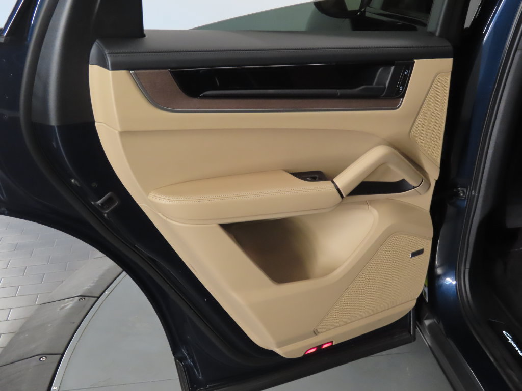 Used 2025 Porsche Cayenne S AWD/4WD image 47