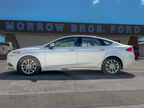 Used 2017 Ford Fusion SE w/ Fusion SE Technology Package FWD image 3