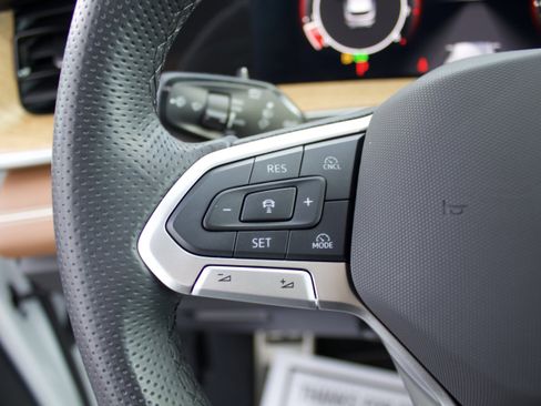 Used 2025 Volkswagen Tiguan SEL R-Line image 15