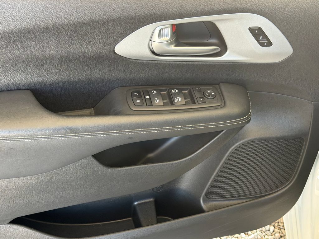 Used 2024 Chrysler Pacifica Touring-L w/ S Appearance Package FWD image 3
