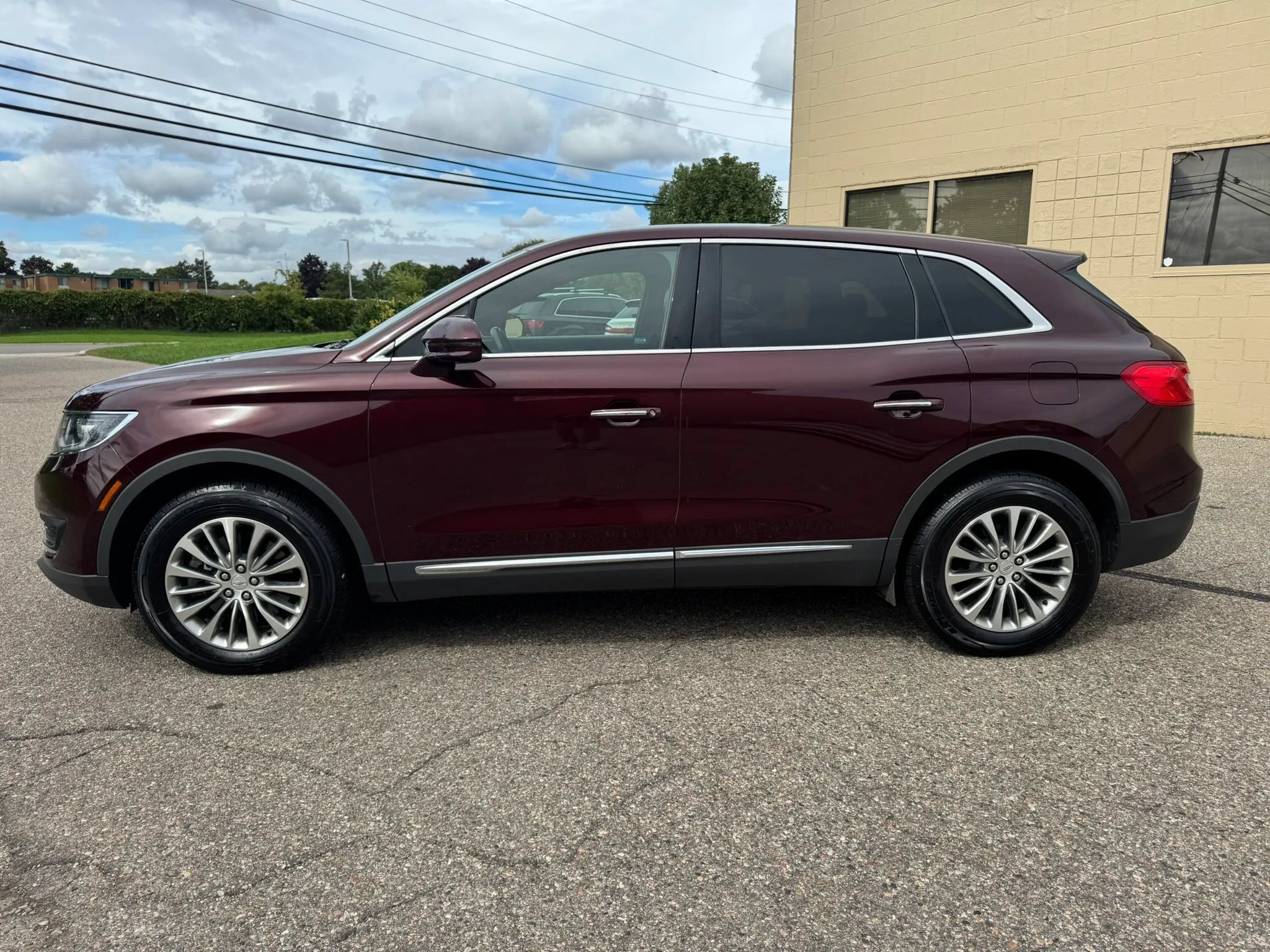 Used 2017 Lincoln MKX Select w/ Select Plus Package AWD/4WD image 5