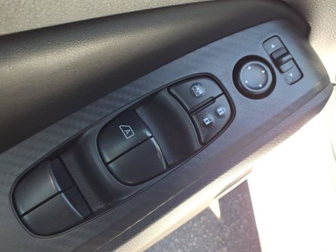 Used 2025 Nissan Altima 2.5 SV FWD image 11