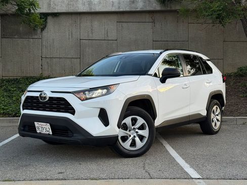 Used 2021 Toyota RAV4 LE image 1