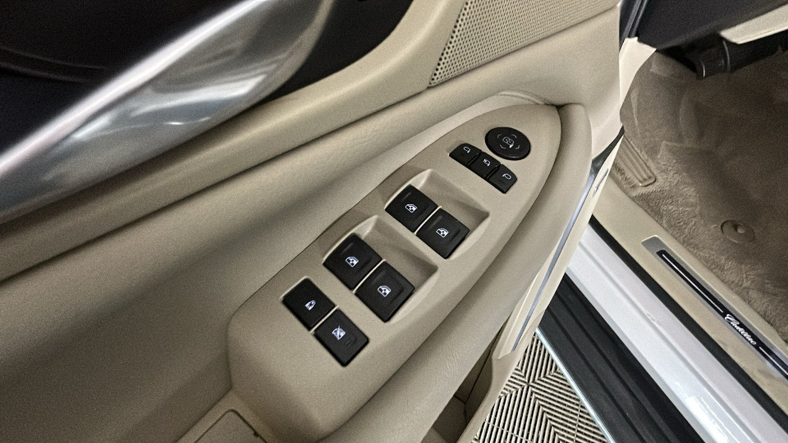 Used 2018 Cadillac Escalade Luxury AWD/4WD image 13