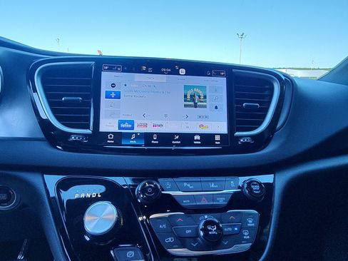 Used 2026 Chrysler Pacifica Select FWD image 14