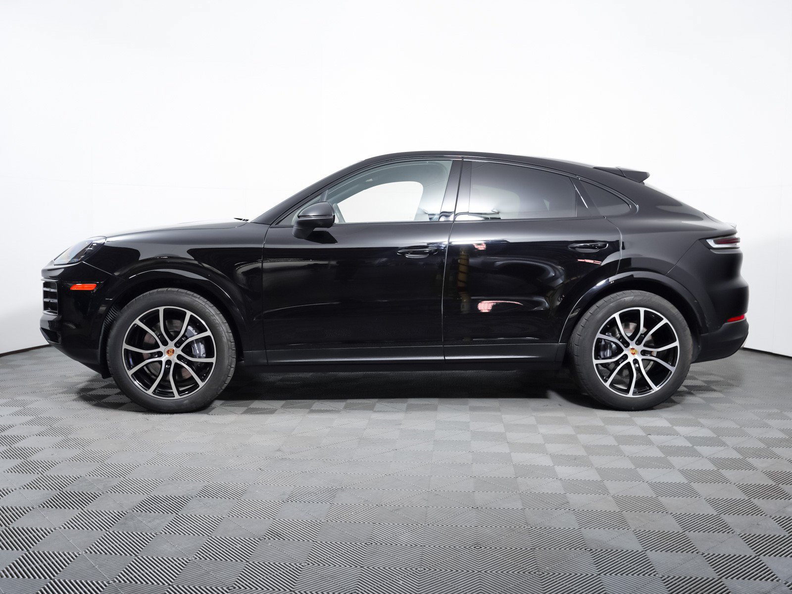 Certified 2024 Porsche Cayenne Coupe AWD/4WD image 2