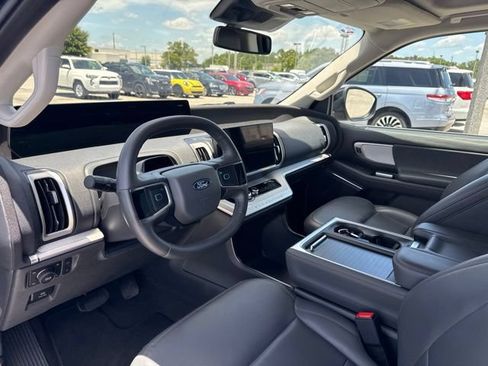 Used 2025 Ford Expedition Active AWD/4WD image 12