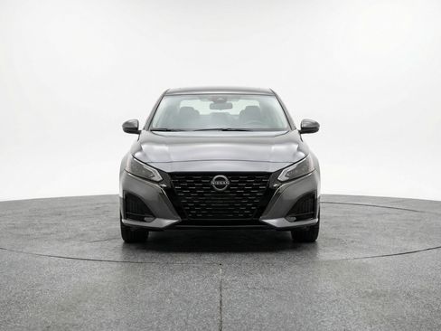 Used 2025 Nissan Altima 2.5 SV image 2