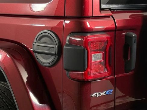 Used 2022 Jeep Wrangler Unlimited Sahara w/ Cold Weather Group AWD/4WD image 16