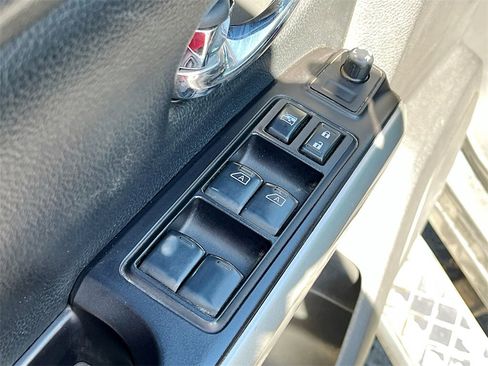 Used 2019 Nissan Titan SV w/ SV Convenience Package image 18