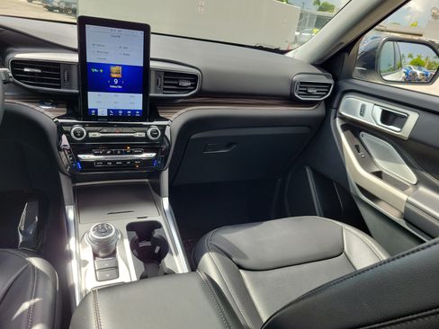 Used 2023 Ford Explorer Limited w/ Limited Technology Package RWD image 19
