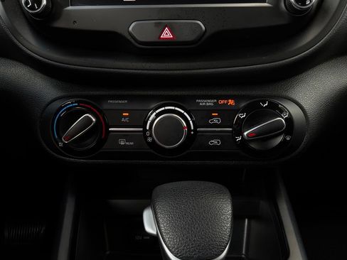 Used 2025 Kia Soul LX w/ LX Technology Package FWD image 25