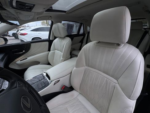 Used 2023 Lexus LS 500h AWD w/ Luxury Package image 24