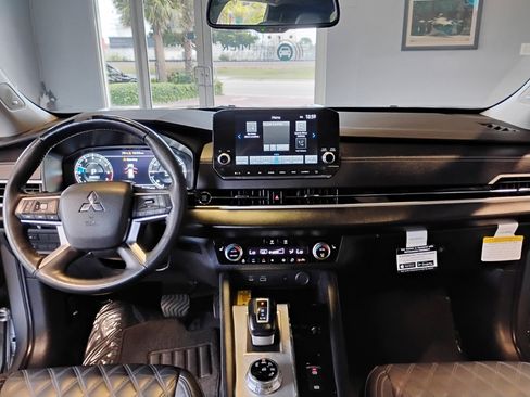 Used 2023 Mitsubishi Outlander SEL image 35