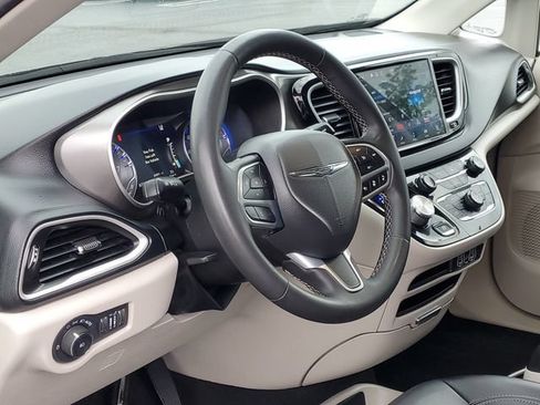 Used 2023 Chrysler Pacifica Touring-L FWD image 10