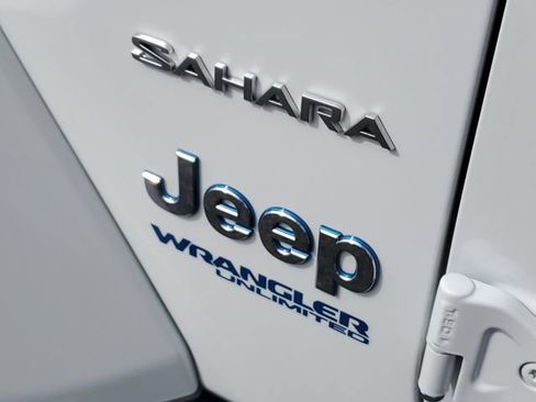 Used 2022 Jeep Wrangler Unlimited Sahara w/ Cold Weather Group AWD/4WD image 32