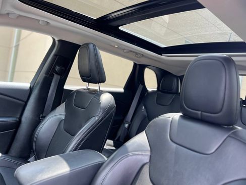 Used 2020 Jeep Cherokee Latitude Plus w/ Comfort/Convenience Group FWD image 13