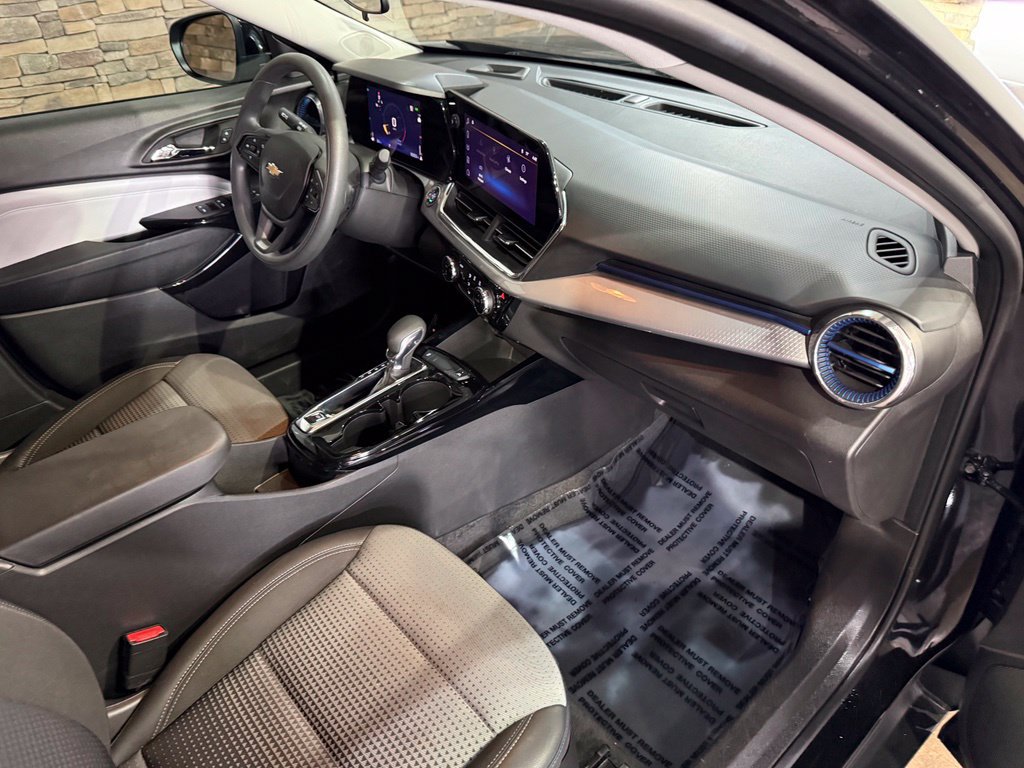 Used 2025 Chevrolet Trax LT FWD image 3