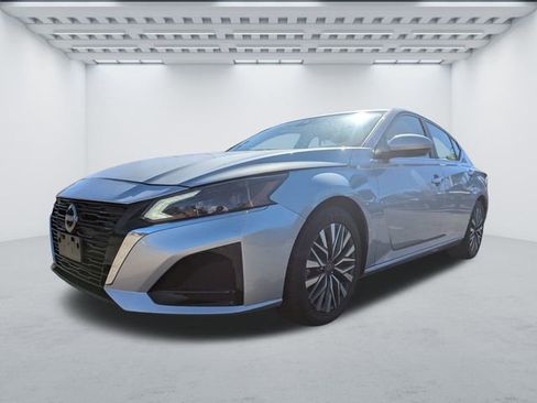 Used 2023 Nissan Altima 2.5 SV FWD image 9