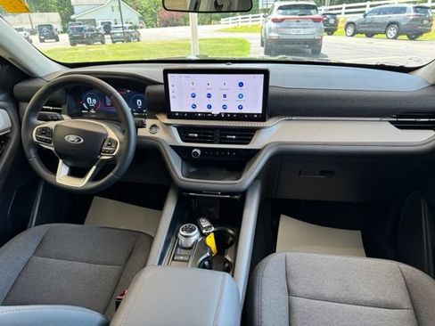 Used 2025 Ford Explorer Active AWD/4WD image 28
