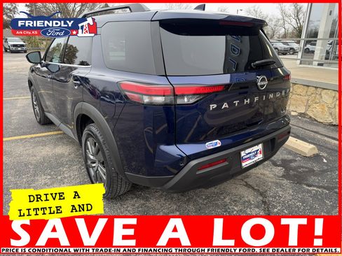 Used 2024 Nissan Pathfinder SV image 3