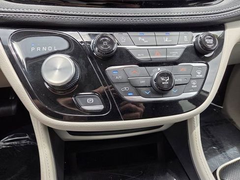 Used 2023 Chrysler Pacifica Limited FWD image 30