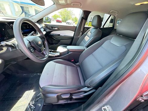 Used 2025 Chevrolet Trax LT FWD image 19