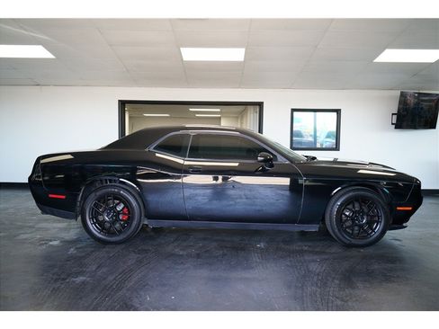 Used 2016 Dodge Challenger SXT RWD image 8