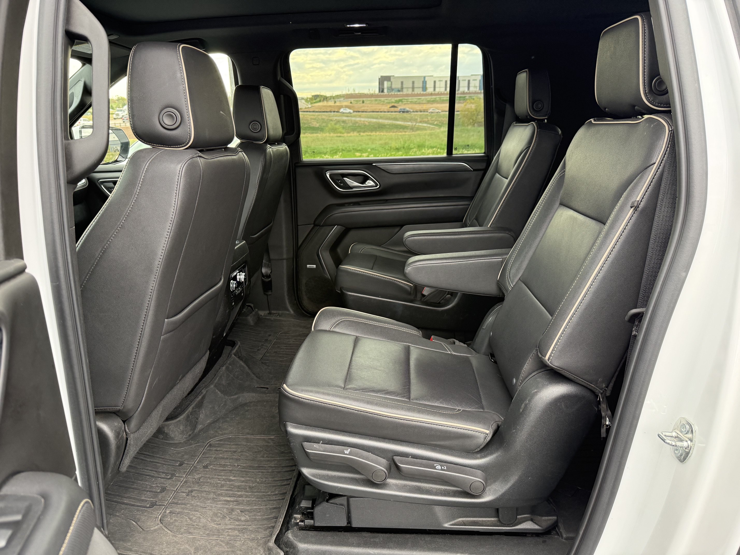 Used 2023 GMC Yukon XL SLT w/ SLT Premium Package AWD/4WD image 11