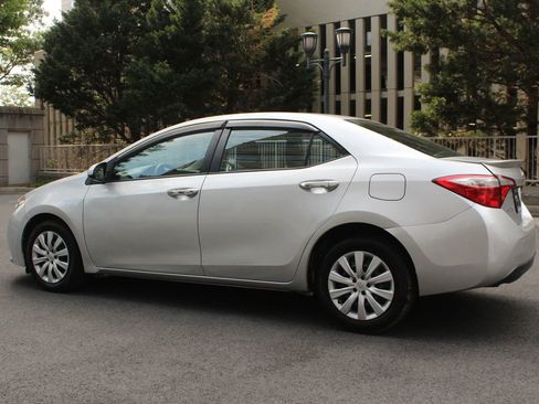 Used 2015 Toyota Corolla LE FWD image 9