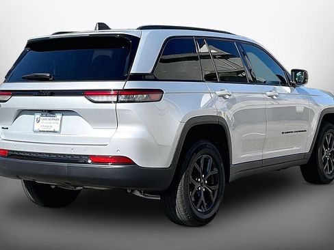 Used 2025 Jeep Grand Cherokee Altitude AWD/4WD image 8
