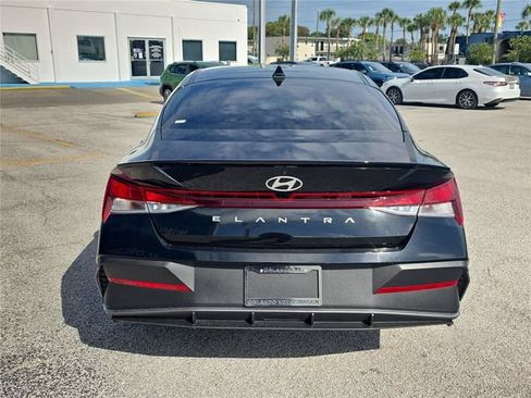 Used 2025 Hyundai Elantra Sport FWD image 4