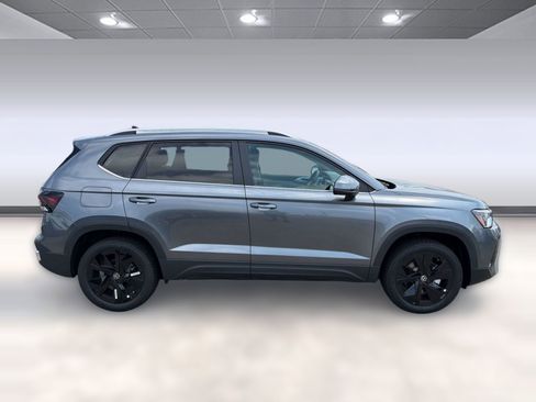 New 2026 Volkswagen Taos SE FWD image 8