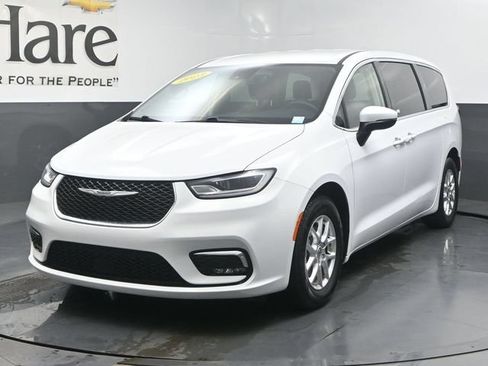 Used 2023 Chrysler Pacifica Touring-L FWD image 33