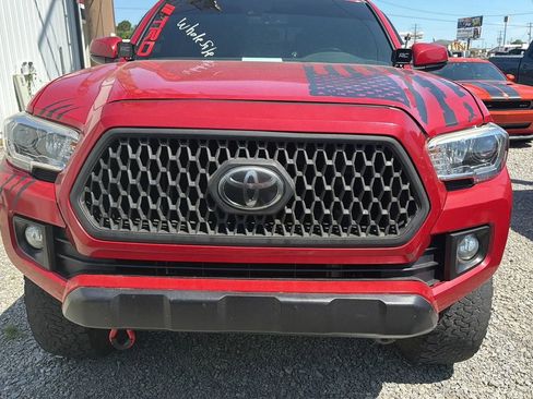 Used 2019 Toyota Tacoma TRD Off-Road AWD/4WD image 2