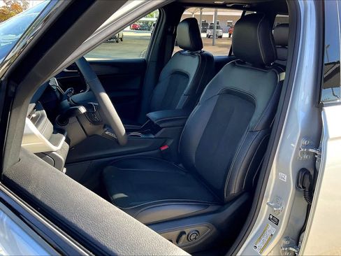 New 2025 Jeep Grand Cherokee Altitude image 9