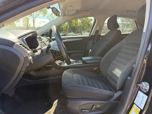 Used 2017 Ford Fusion SE w/ Fusion SE Technology Package FWD image 9