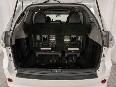 Used 2017 Toyota Sienna SE Premium image 5